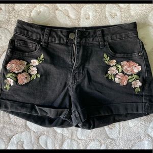 Cute black jean shorts with flower embroidery - Size 3